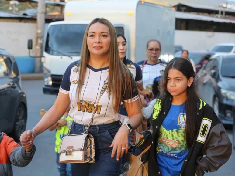 Bellas damas engalanaron el Olancho FC vs Olimpia: Esposa de futbolista causó furor