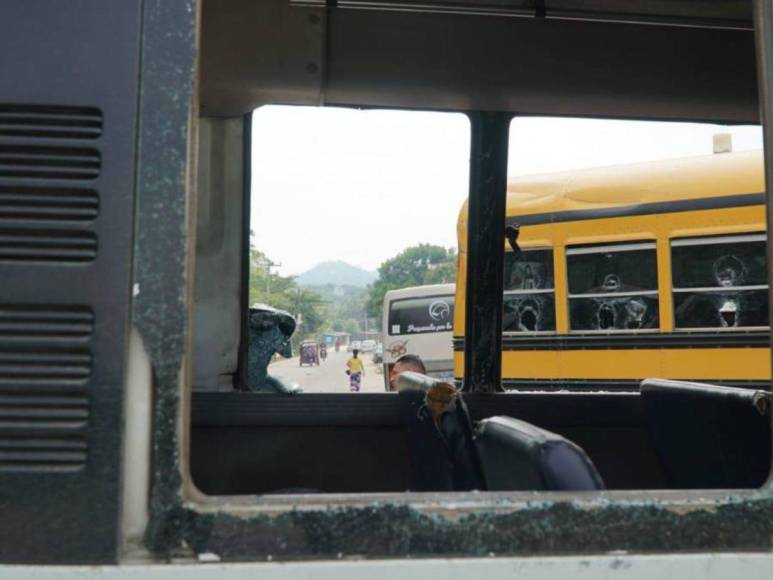 Un muerto y diez buses dañados: Imágenes del enfrentamiento entre policías y pobladores de El Ocotillo, SPS