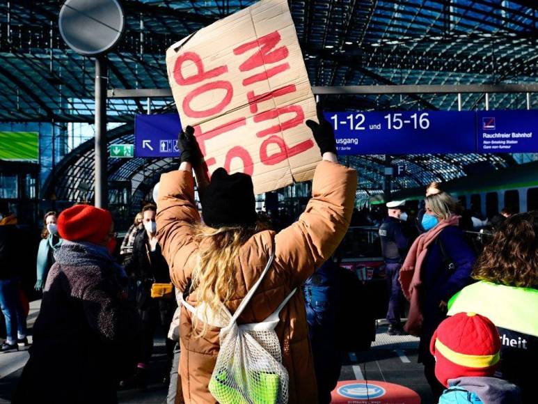 Ucranianos cansados y emocionados llegan en tren a Berlín tras escapar de la guerra