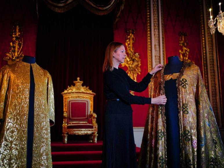 Oro y bordados, las lujosas prendas ceremoniales que se usarán en la coronación de Carlos III