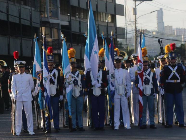 Solemnidad y respeto a la patria: primeras imágenes del desfile en la capital