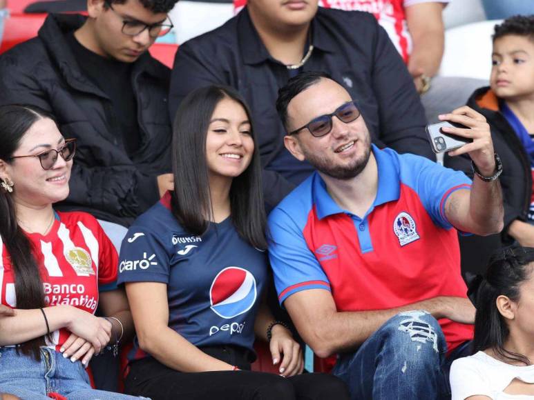 Hermosas chicas roban miradas en la final de ida Motagua-Olimpia