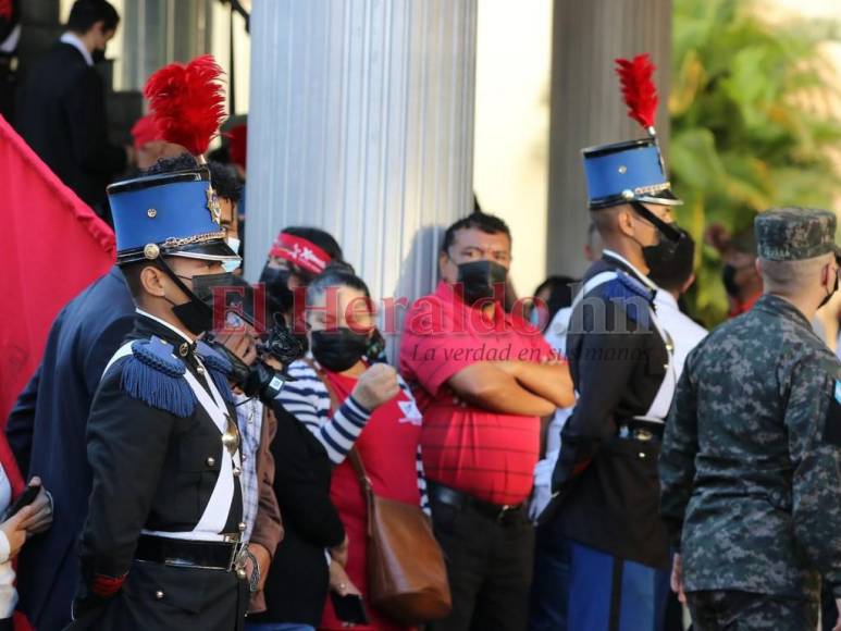 Con piñatas y sin vallas, el ambiente en los bajos del Congreso Nacional previo instalación de primera legislatura (FOTOS)