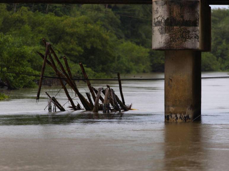 Huracán Ernesto azota Puerto Rico: Crisis eléctrica y refugios llenos