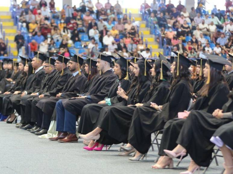 Emoción y lágrimas en las primeras graduaciones de 2023 en la UNAH