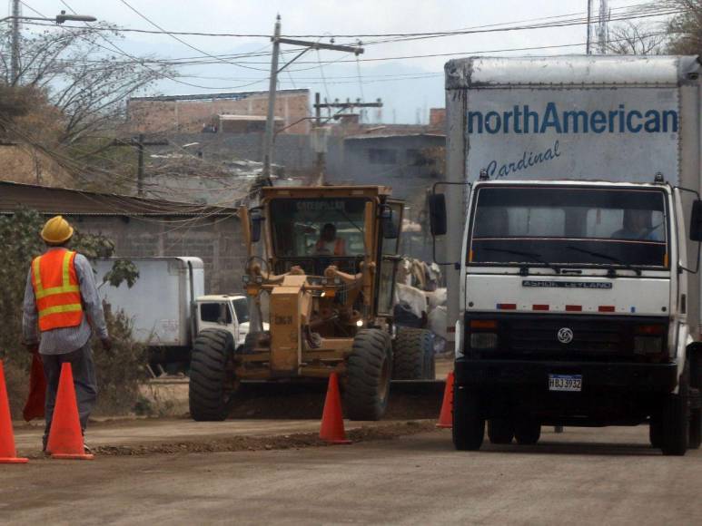 Baches, tierra y polvo: inicia la compactación para la nueva carretera de la salida a Olancho