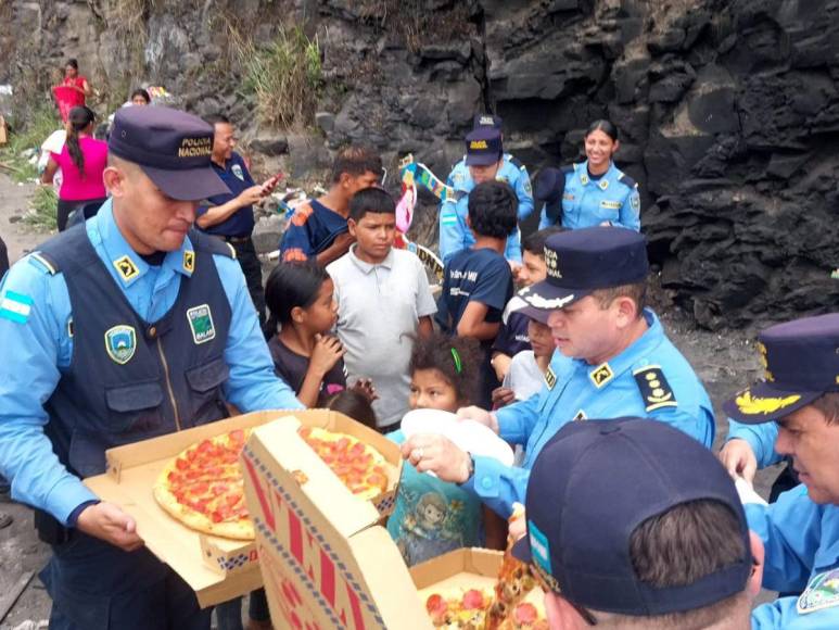 Policía Nacional le celebra el Día del Niño a menores que recolectan basura