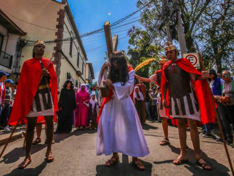 Las 25 imágenes más espectaculares de los Vía Crucis en Tegucigalpa