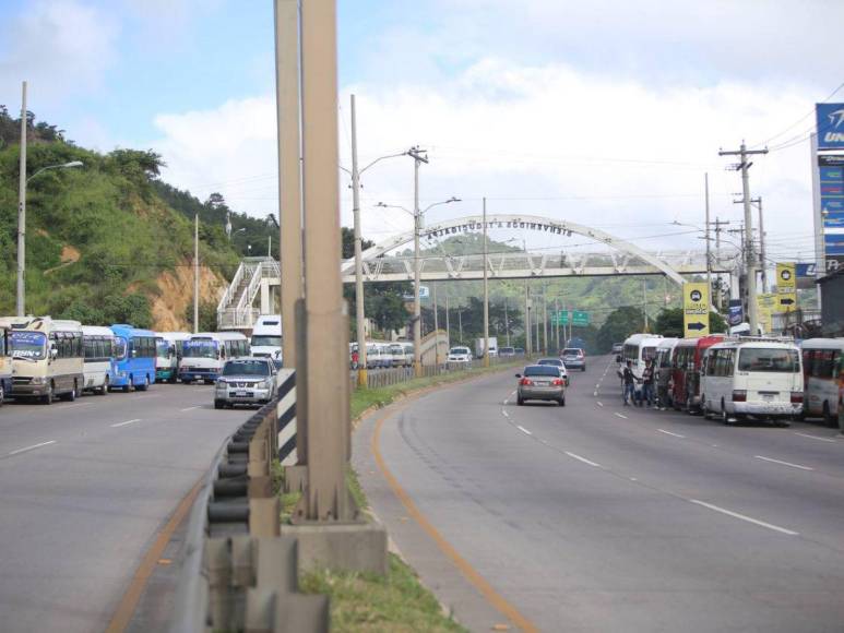 Transportistas cumplen su advertencia y paralizan sus buses en la capital