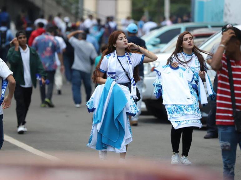 ¡Roban suspiros! Las bellezas que llegaron al duelo Honduras- México