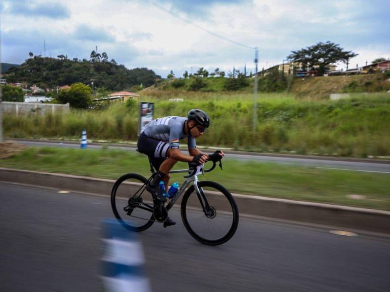 Así fue la llegada de Luis López a la meta tras recorrer 132 kilómetros en la Vuelta Ciclística 2022