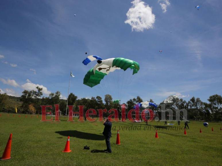 FOTOS: Paracaidistas se alistan para el salto por la Patria el 15 de septiembre