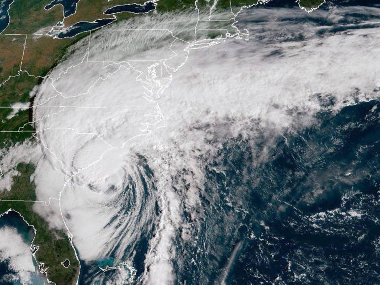 El huracán Ian deja miedo, inundaciones y árboles caídos en el suroeste de Florida