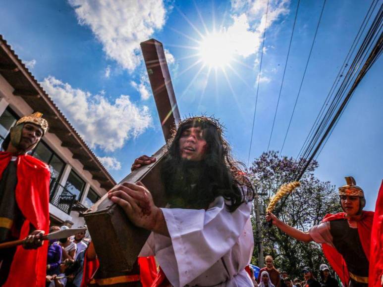 Las 25 imágenes más espectaculares de los Vía Crucis en Tegucigalpa