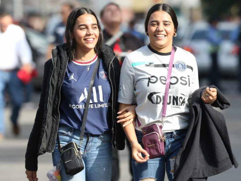 Hermosas chicas roban miradas en la final de ida Motagua-Olimpia