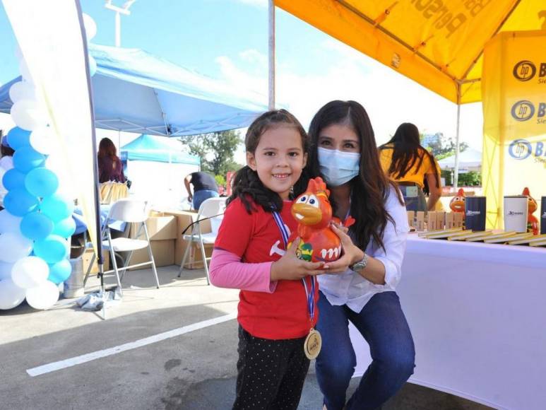 Entre trampolines y algodones de azúcar disfrutan grandes y chicos del ambiente en Vuelta Infantil 2022