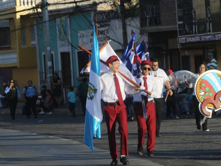 Solemnidad y respeto a la patria: primeras imágenes del desfile en la capital