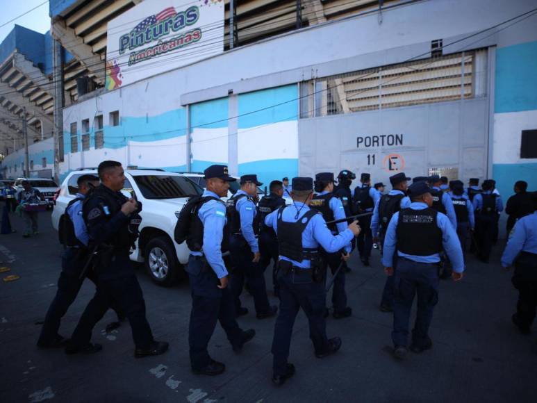 Fiesta bicolor: así se vive el ambiente en las afueras del Estadio