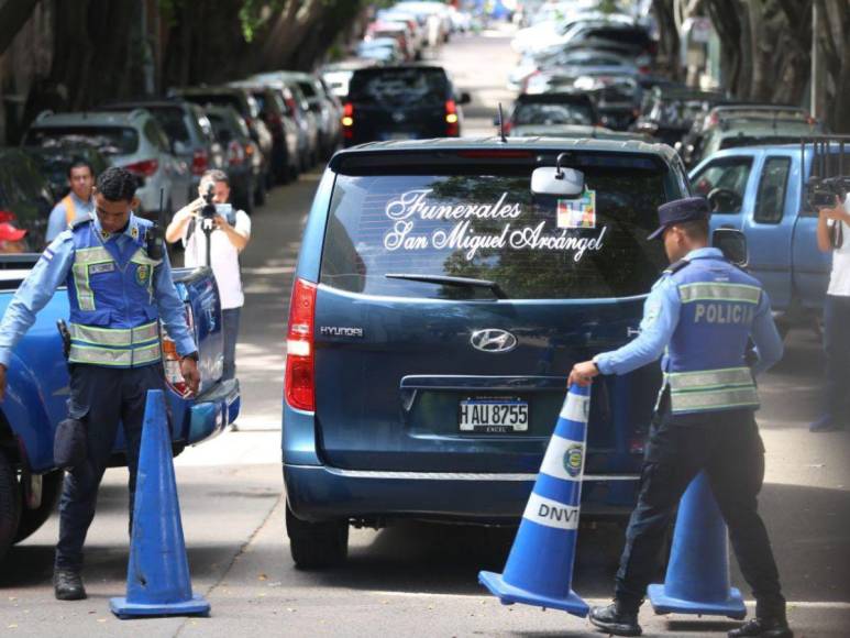 Familiares enfrentan el dolor en las afueras de la morgue tras la matanza en PNFAS