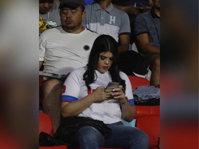 Las bellas aficionadas que roban suspiros previo al clásico Olimpia vs Motagua