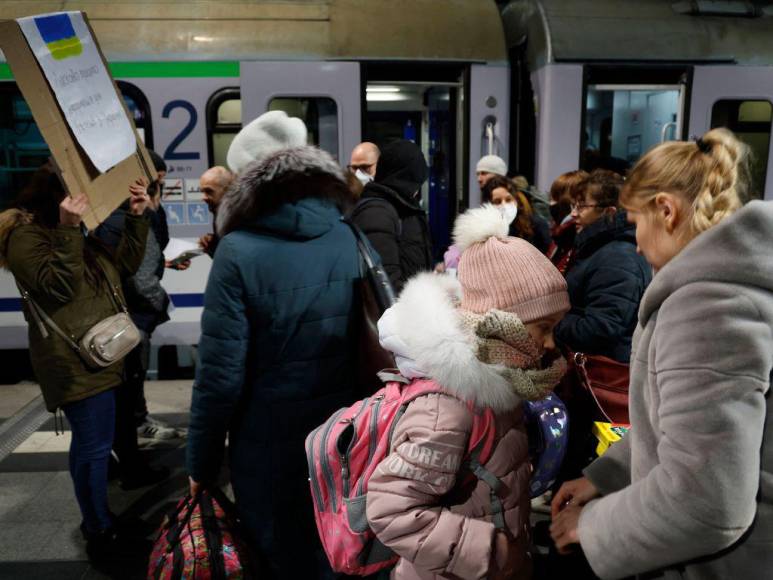 Ucranianos cansados y emocionados llegan en tren a Berlín tras escapar de la guerra