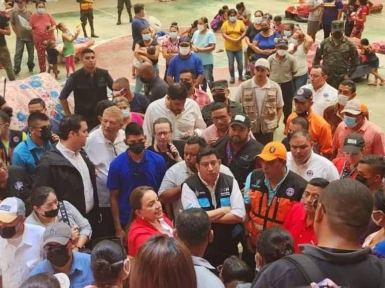 Visitó albergues y varias zonas afectadas: así fue el recorrido de Xiomara Castro en la zona norte