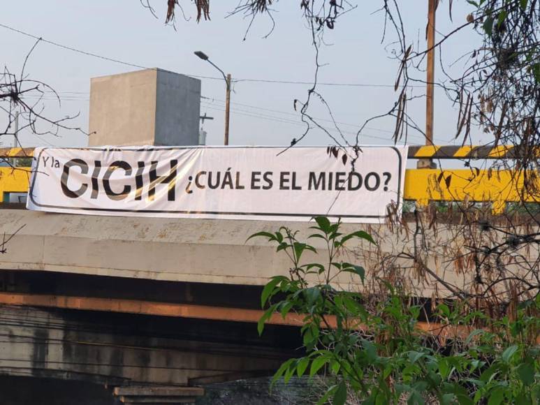 Puentes de Tegucigalpa y SPS aparecen con pancartas exigiendo la llegada de la CICIH