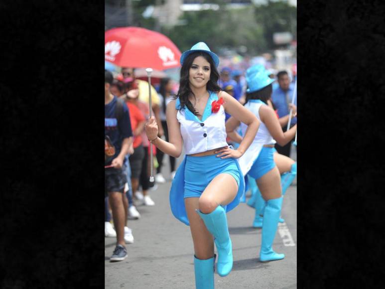 Palillonas del Instituto Mixto Honduras sorprenden con su novedoso traje