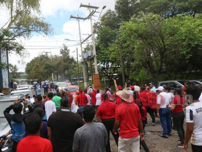 Gritos de “traidor” y agresiones a Salvador Nasralla: Así se vivió el zafarrancho en la Villa Olímpica