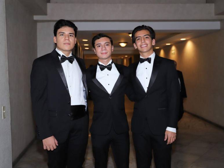 Prom 2024 de la Escuela Americana: Una velada marcada por brillo y elegancia