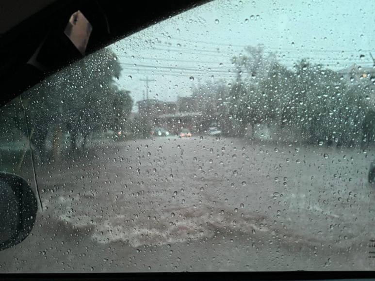 Calles inundadas, autos atrapados y daños por lluvias en la capital