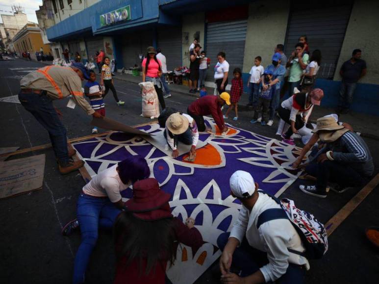 ¡Fervor y arte en Semana Santa! Inicia elaboración de alfombras en la avenida Cervantes