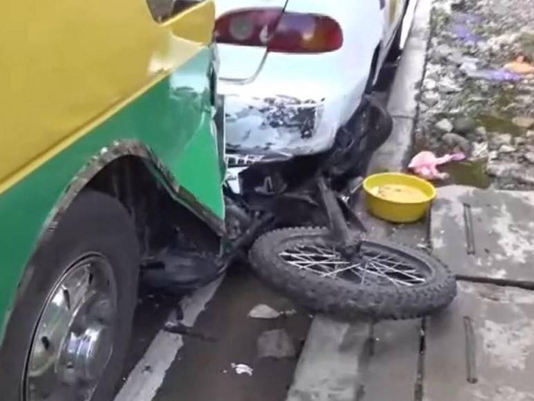 Varios heridos y vehículos dañados tras colisión de bus con simpatizantes de Libre