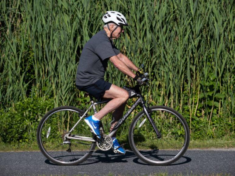 En imágenes: así fue la caída del presidente Joe Biden de una bicicleta