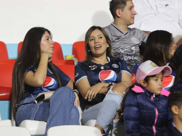 Las bellas aficionadas que roban suspiros en el Motagua-Olancho