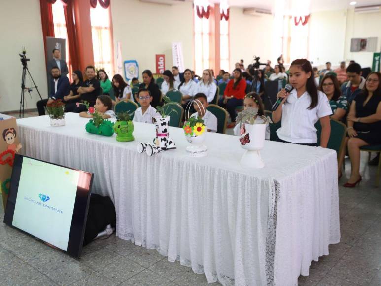 Más de 1,300 defensores del ambiente entregan a Honduras las Escuelas Amigables