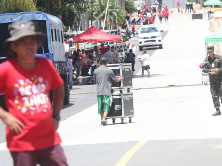 Manifestantes comienzan a congregarse en el bulevar Juan Pablo II listos para marchar hacia el CN