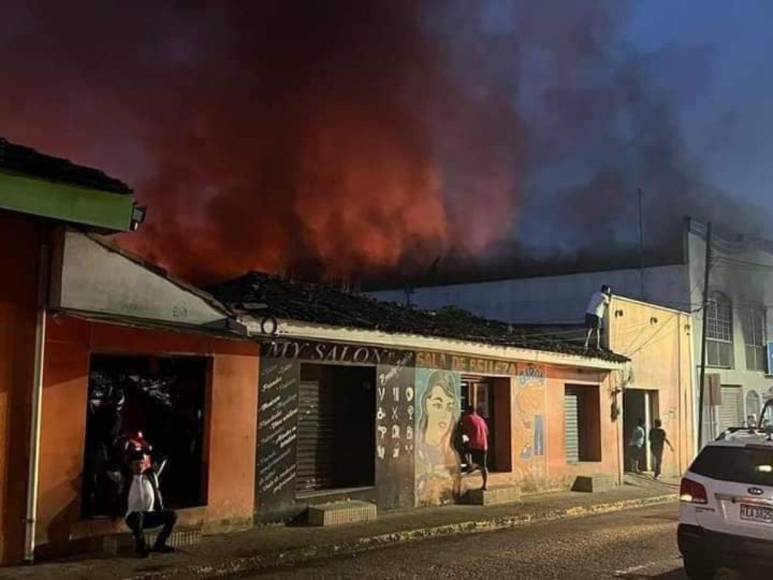 Imágenes del incendio que consumió más de 10 locales en Intibucá