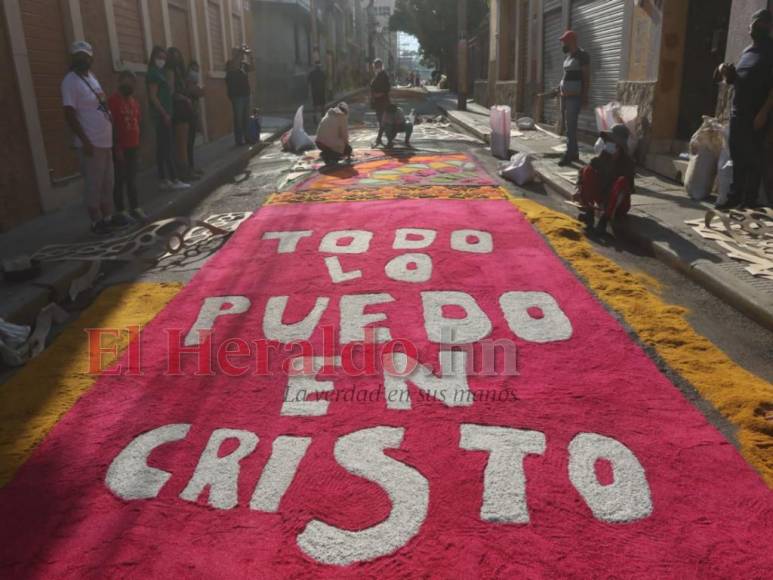 Tapetes de la fe embellecen a Tegucigalpa tras dos años de pandemia