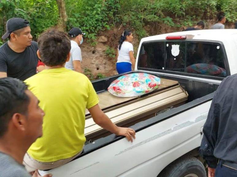 Llanto y consternación en el entierro de tres miembros de una familia asesinados en masacre en Ilama