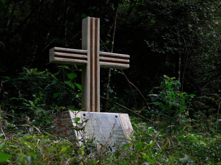 Una cartera con las iniciales HH, escombros y un monumento: nuevas fotos de la zona donde murió Hilda Hernández