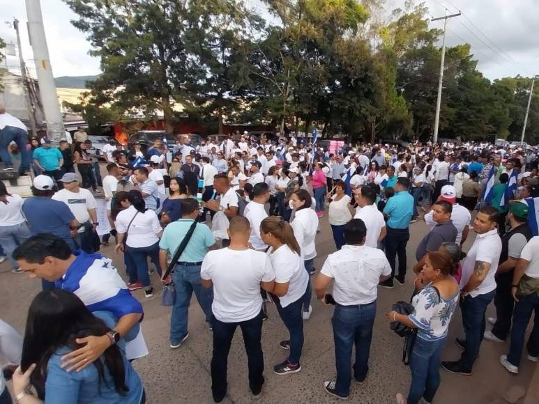 Oposición marcha exigiendo renuncia de Xiomara Castro en bulevar Kennedy