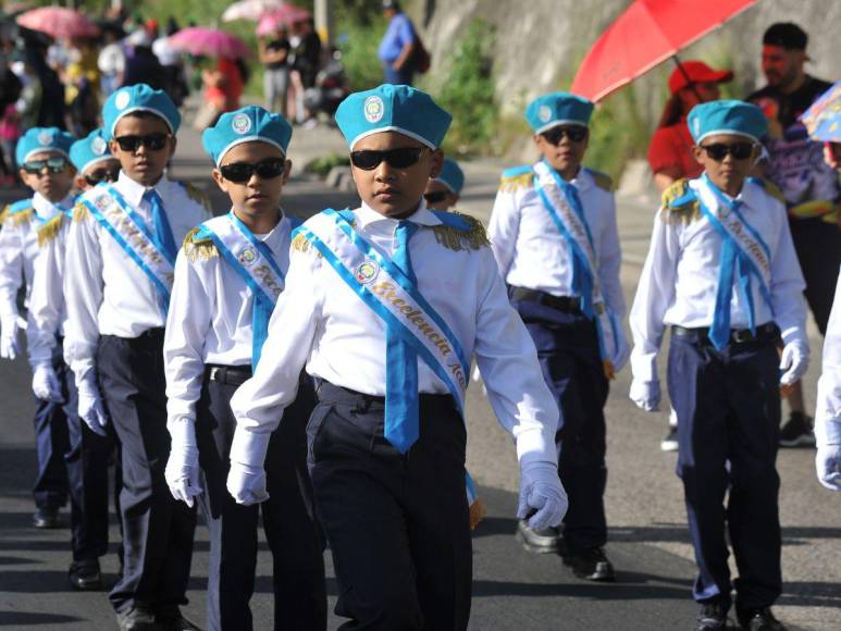 Bandas, pelotones y cadetes también brillaron en desfiles patrios de educación básica