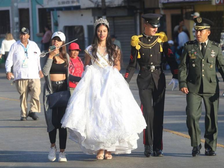 Solemnidad y respeto a la patria: primeras imágenes del desfile en la capital