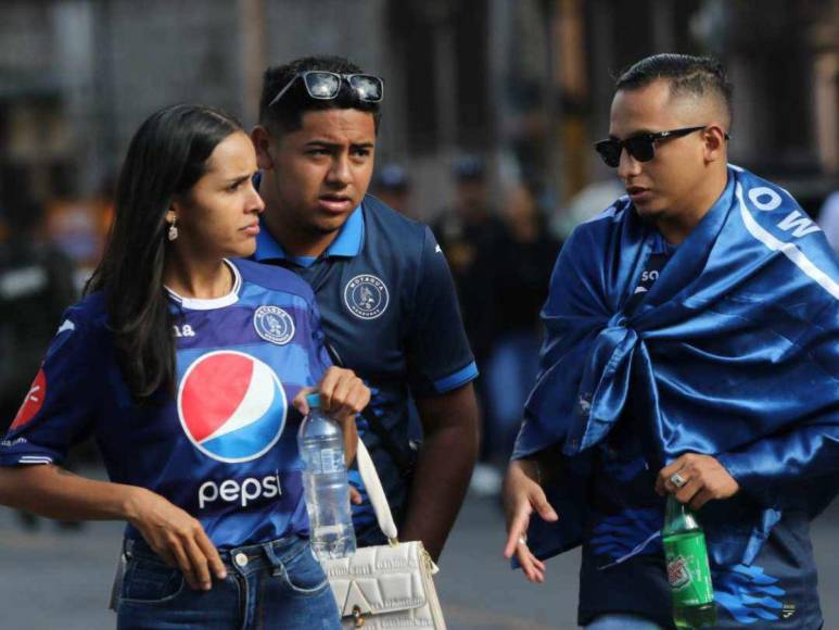 Hermosas chicas roban miradas en la final de ida Motagua-Olimpia