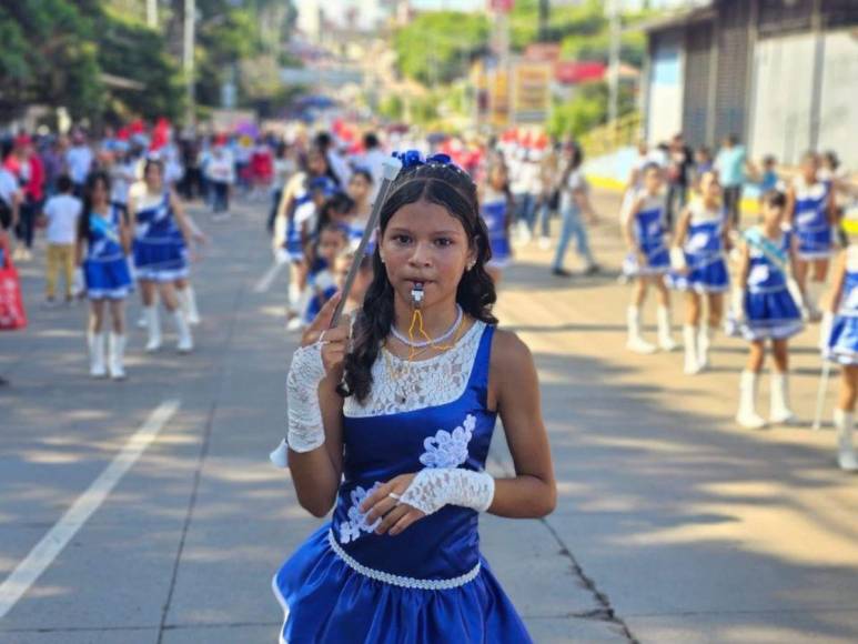 Con llamativos trajes, niños y niñas deslumbran en los desfiles en Comayagüela