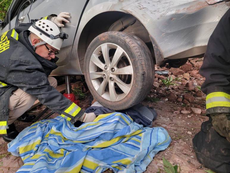 Las imágenes del fatal accidente vial donde murió una empleada de Hondutel en Valle de Ángeles