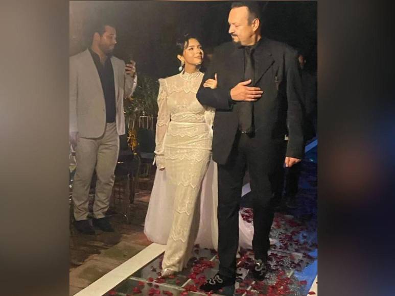 ¿Compró en AliExpress? El vestido de novia de Ángela Aguilar que causa revuelo