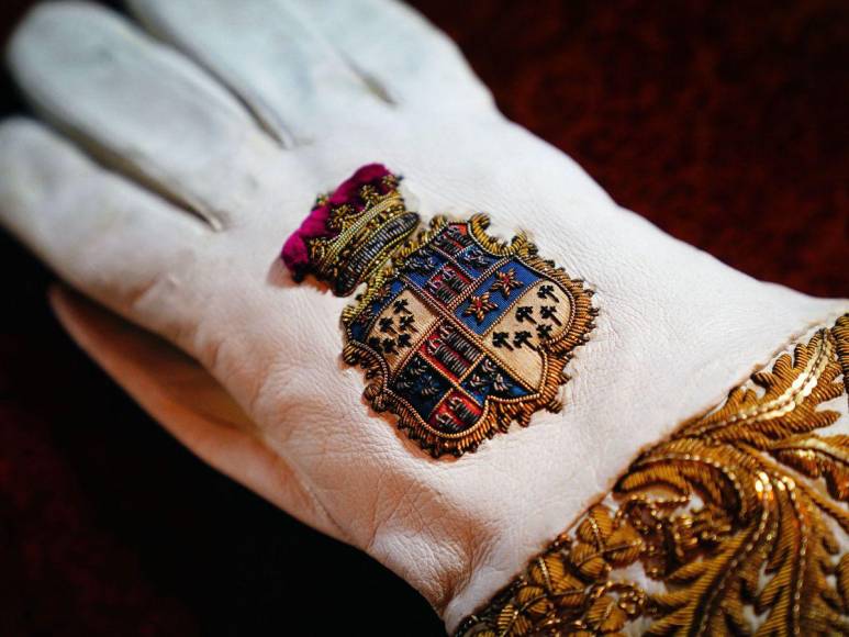 Oro y bordados, las lujosas prendas ceremoniales que se usarán en la coronación de Carlos III