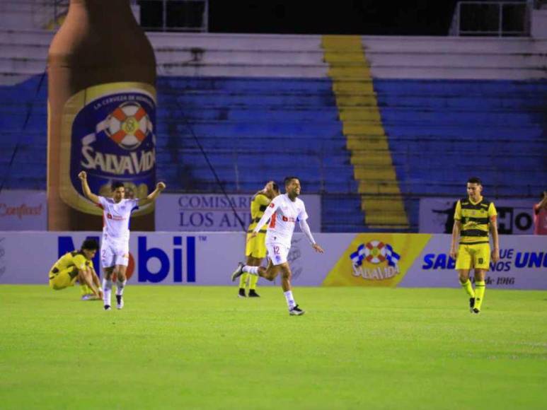 Lluvia de amarillas, polémica y crisis aurinegra: las imágenes del triunfo de Olimpia sobre Real España